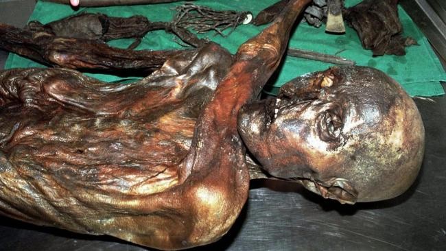 Người băng Ötzi là một xác ướp tự nhiên của một người đàn ông từ khoảng năm 3300 TCN, được tìm thấy năm 1991 tại một sông băng ở Ötztal Alps, gần biên giới giữa Áo và Italia. Xác ướp được kiểm tra toàn bộ, đo đạc, chụp x-quang và xác định niên đại.